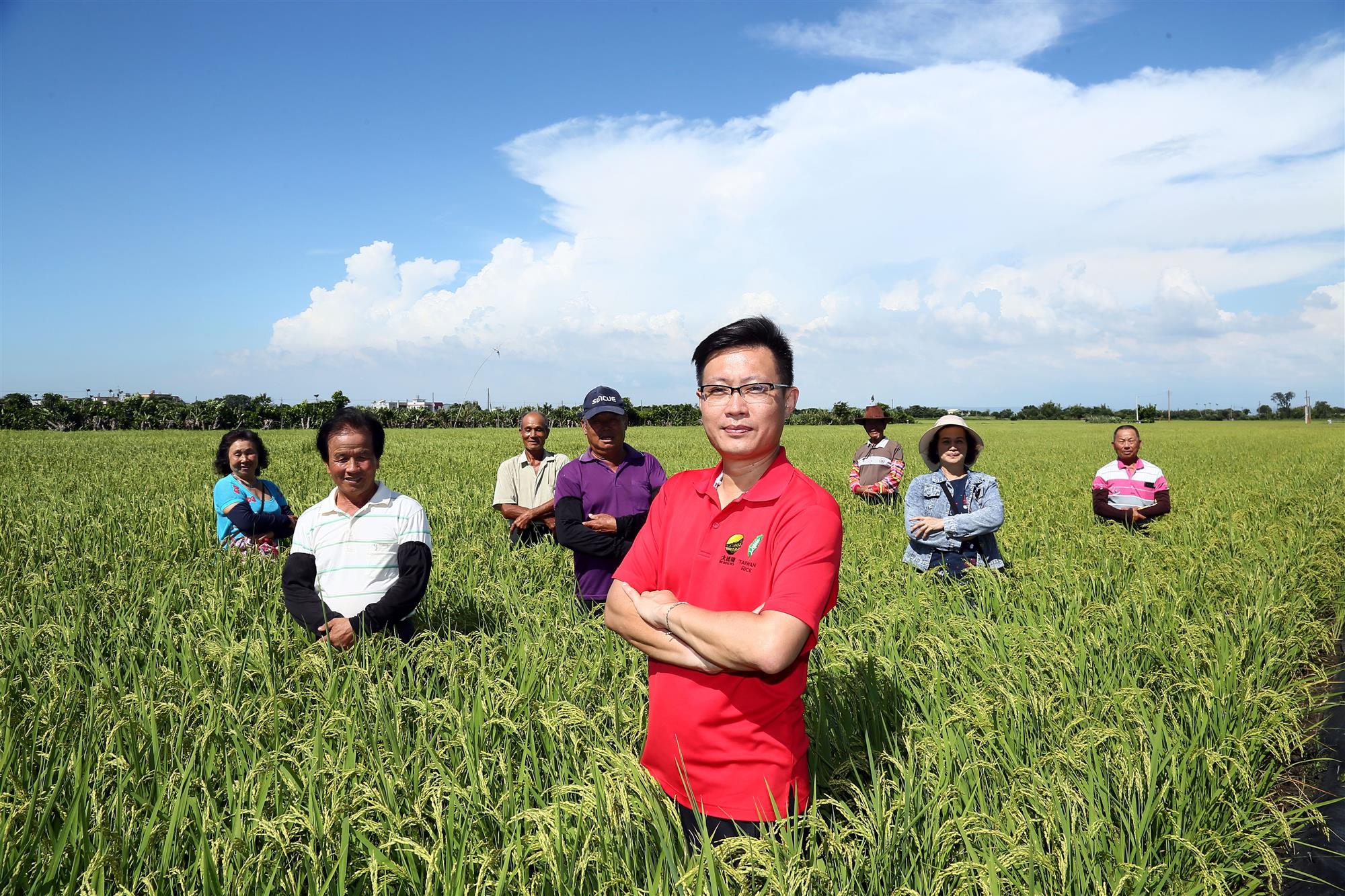 壽米屋扮演中間橋梁，協助農民種好稻，保障消費者吃好米。圖中立者為總經理陳肇浩。